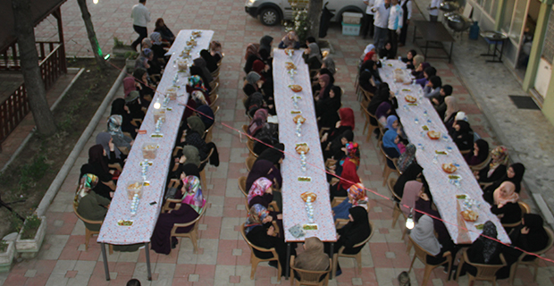 bafra-cetinkaya-cami-kiz-kuran-kurslariyla-iftarda-bulustu-2.jpg