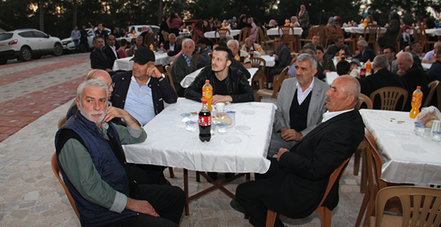 bafra-derbent-mahallesi-iftarda-bulustu-1.jpg