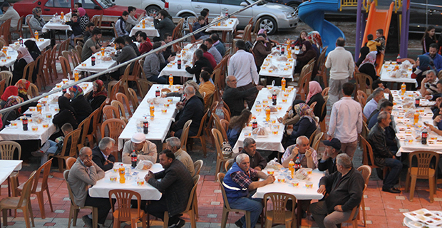 bafra-derbent-mahallesi-iftarda-bulustu-3.jpg