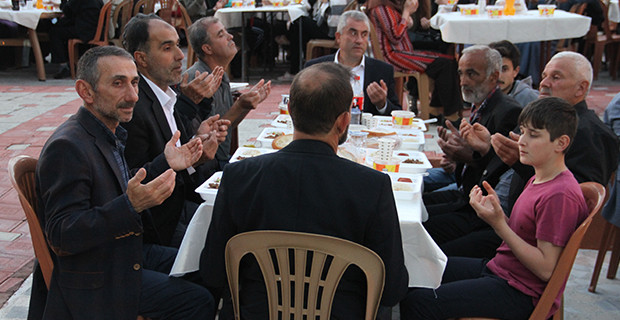 bafra-derbent-mahallesi-iftarda-bulustu-4.jpg