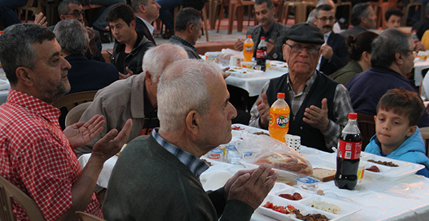 bafra-derbent-mahallesi-iftarda-bulustu-5.jpg