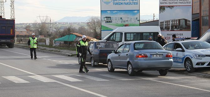 bafra-ilce-emniyetinden-yol-uygulamasi-4.jpg