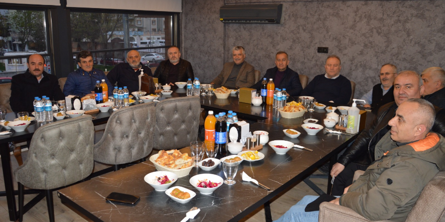 bafra-imam-hatip-lisesi-90-mezunlari-iftar-yemeginde-bulustu-10.png