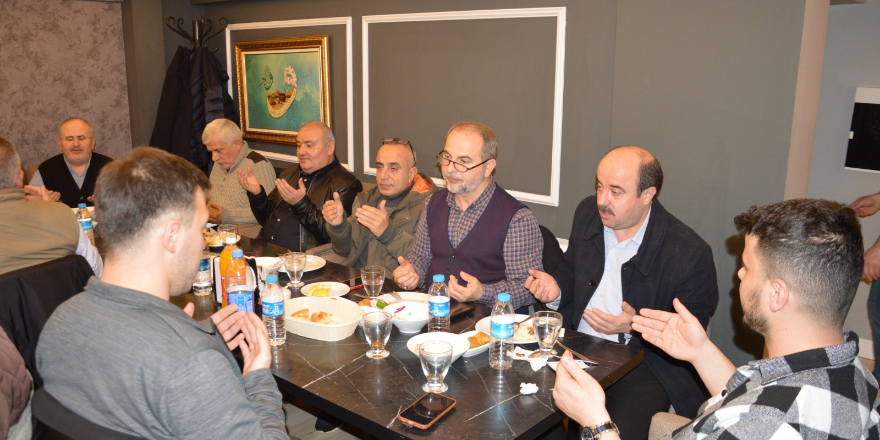 bafra-imam-hatip-lisesi-90-mezunlari-iftar-yemeginde-bulustu-4.png
