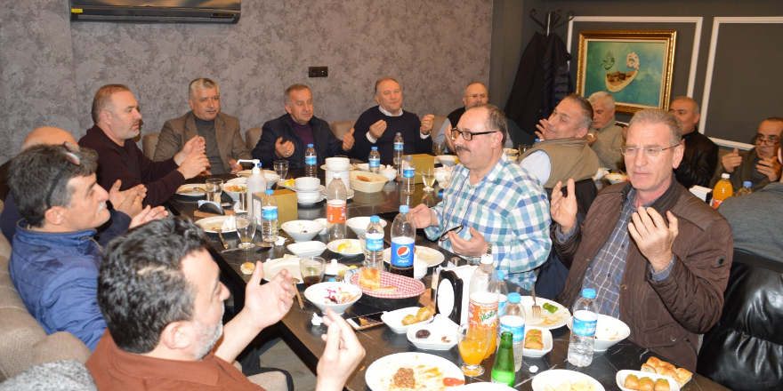 bafra-imam-hatip-lisesi-90-mezunlari-iftar-yemeginde-bulustu-5.png