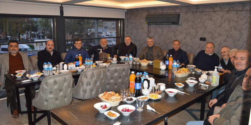bafra-imam-hatip-lisesi-90-mezunlari-iftar-yemeginde-bulustu-8.png