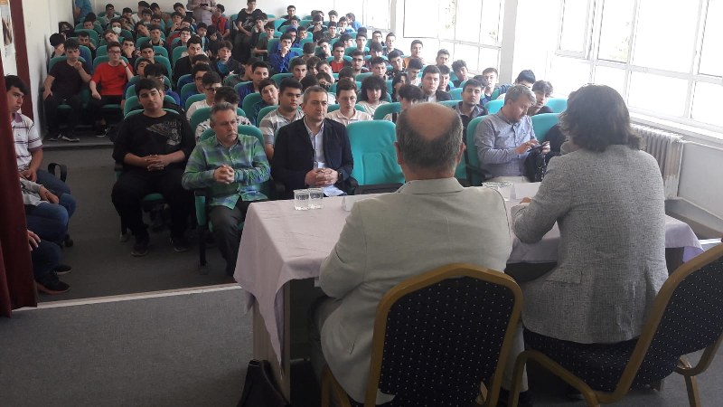 bafra-imam-hatip-mezunlari-ve-mensuplari-dernegi-tarafindan-organize-edilen-kendi-kulturumuzu-okumak-anlamak-konulu-soylesi-sair-ve-yazar-sakir-kurtulmus-ve-fatih-tezce-ogrencilerle-bulustu-003.jpg