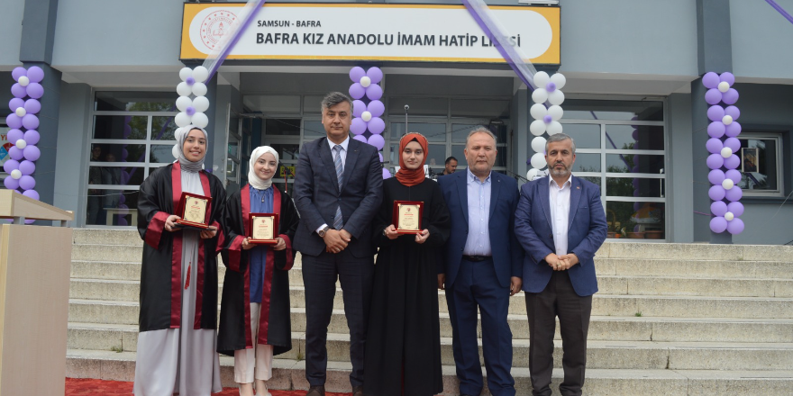 bafra-kiz-anadolu-imam-hatip-lisesinden-duygulu-mezuniyet-toreni-021.png