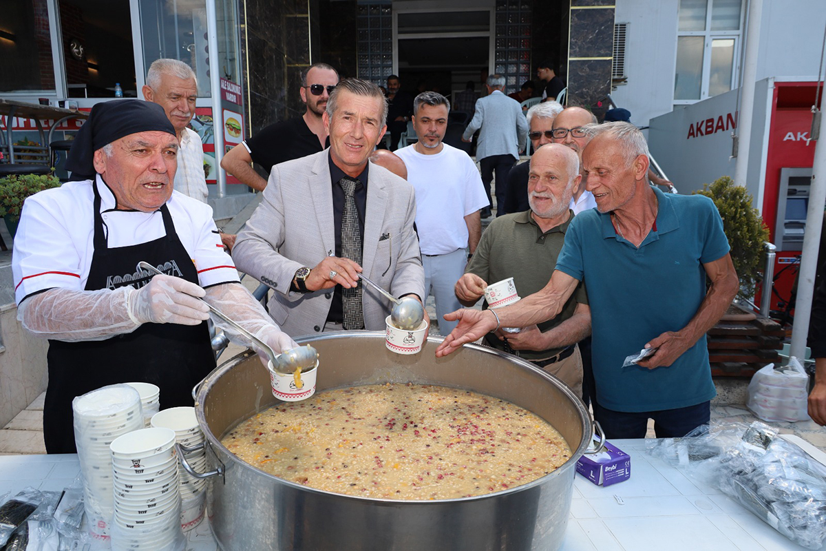 bafra-madeni-sanatkarlar-odasi-3-bin-kisiye-asure-ikram-etti-4.jpg