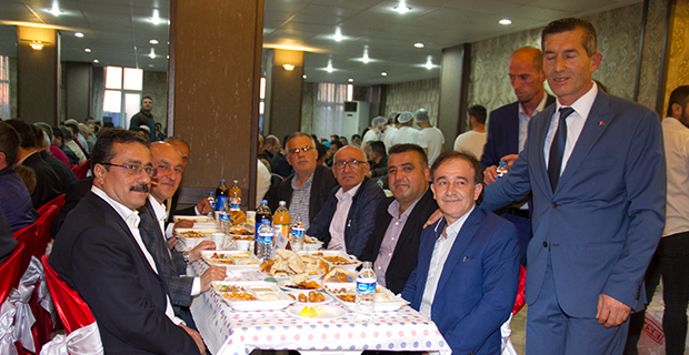 bafra-madeni-ve-sanatkarla-odasi-iftar-yemeginde-bulustu-6.jpg