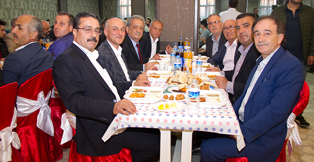 bafra-madeni-ve-sanatkarla-odasi-iftar-yemeginde-bulustu-8,.jpg