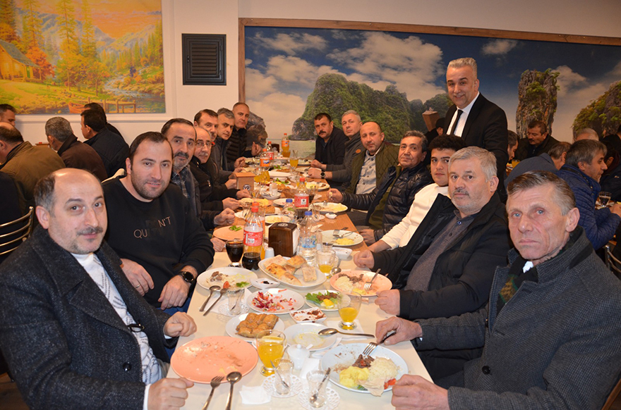 bafra-marangozlar-ve-mobilyacilar-iftar-yemeginde-bulustu-12.jpg