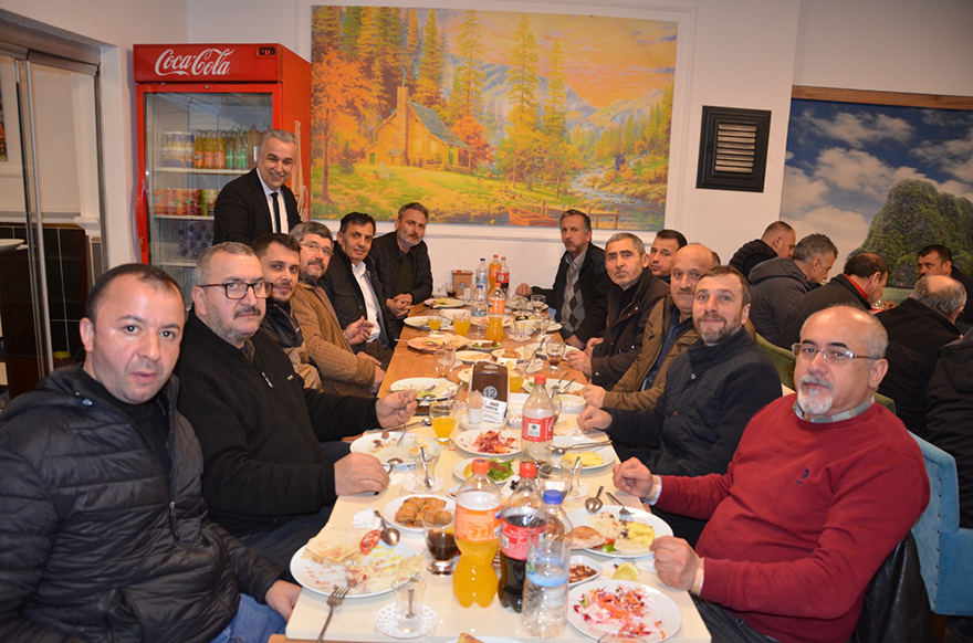 bafra-marangozlar-ve-mobilyacilar-iftar-yemeginde-bulustu-13.jpg