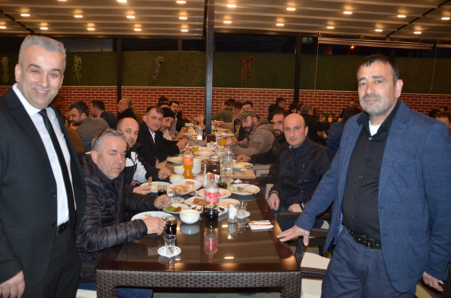 bafra-marangozlar-ve-mobilyacilar-iftar-yemeginde-bulustu-15.jpg