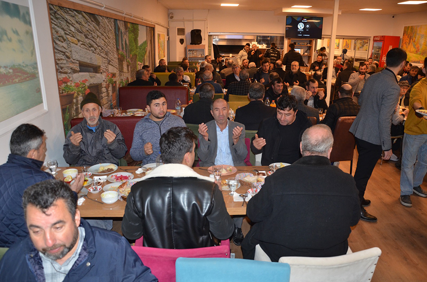 bafra-marangozlar-ve-mobilyacilar-iftar-yemeginde-bulustu-16.jpg