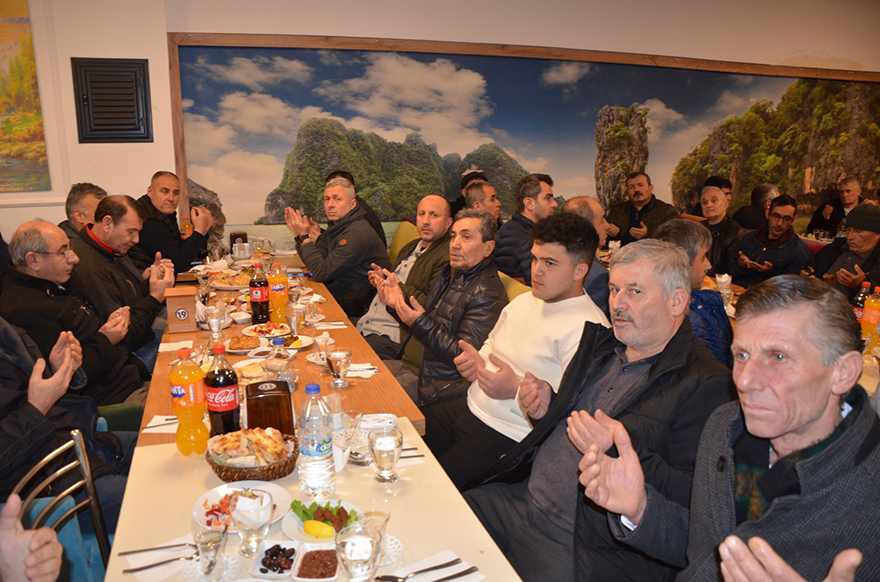 bafra-marangozlar-ve-mobilyacilar-iftar-yemeginde-bulustu-5.jpg