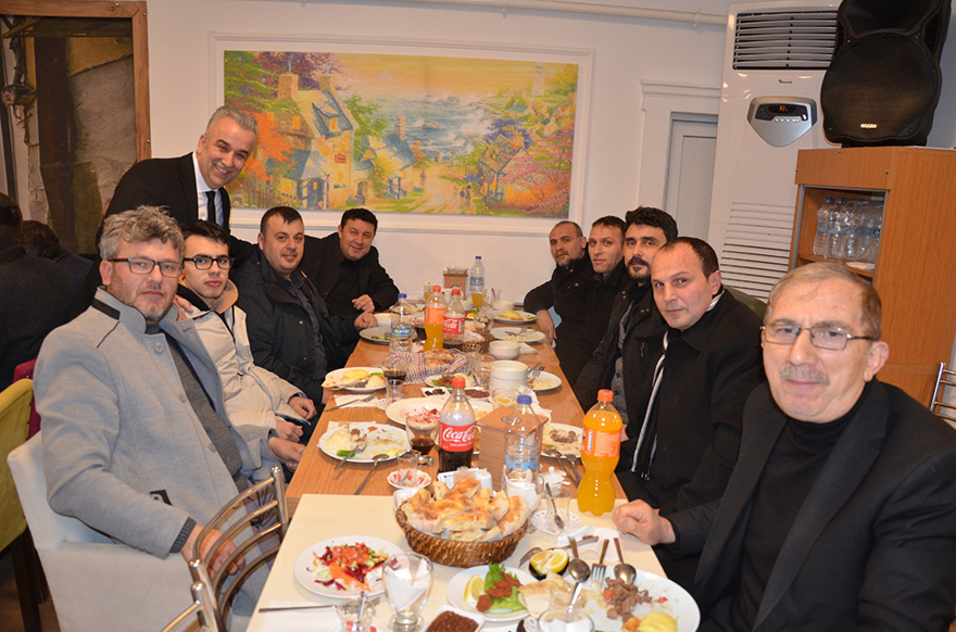 bafra-marangozlar-ve-mobilyacilar-iftar-yemeginde-bulustu-8.jpg