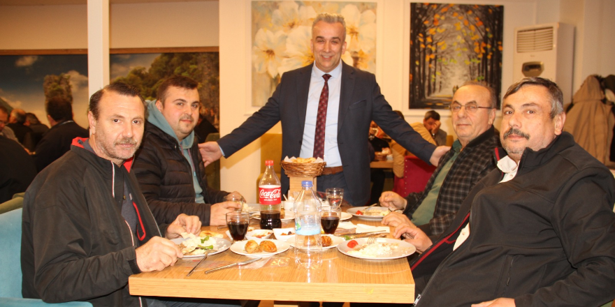 bafra-marangozlar-ve-mobilyacilar-odasina-bagli-esnaflar-iftar-yemeginde-bulustu-13-001.png