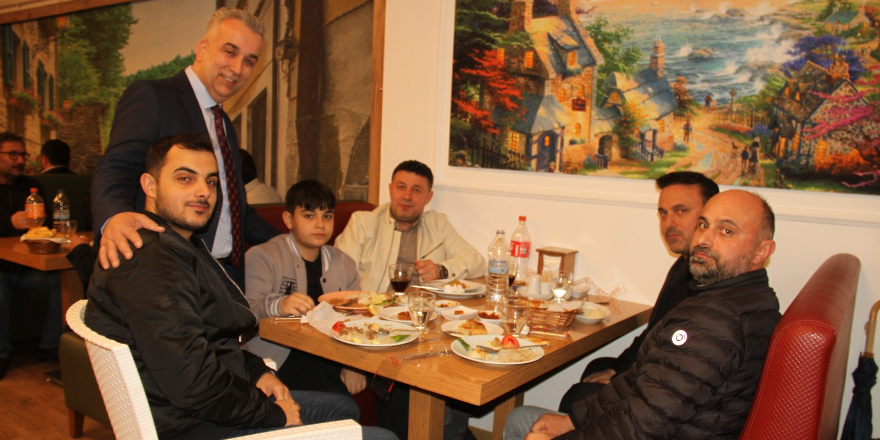 bafra-marangozlar-ve-mobilyacilar-odasina-bagli-esnaflar-iftar-yemeginde-bulustu-4.png