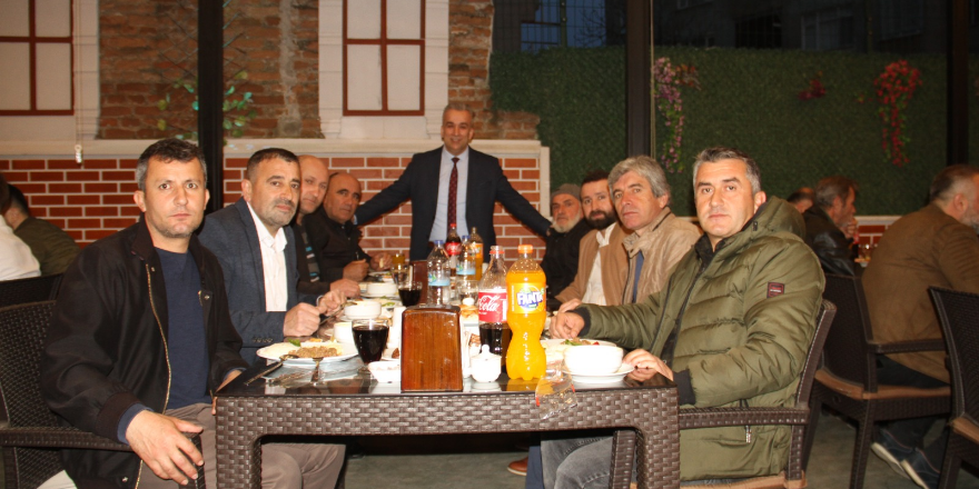 bafra-marangozlar-ve-mobilyacilar-odasina-bagli-esnaflar-iftar-yemeginde-bulustu-8.png