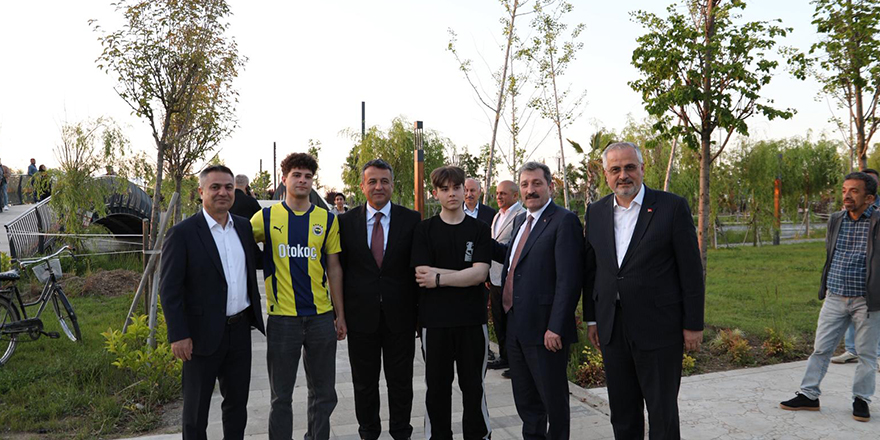 bafra-millet-bahcesinde-vatandaslarla-gonul-bulusmasi-2.jpg