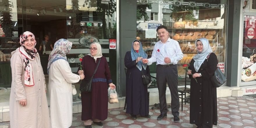 bafra-muftulugunden-vatandaslara-gul-ve-hadis-kartelasi-dagitimi-4.jpg