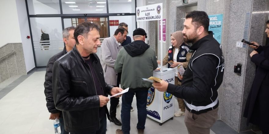 bafra-polisi-uyusturucuya-ve-siber-suclara-karsi-vatandaslari-uyariyor-1.jpg