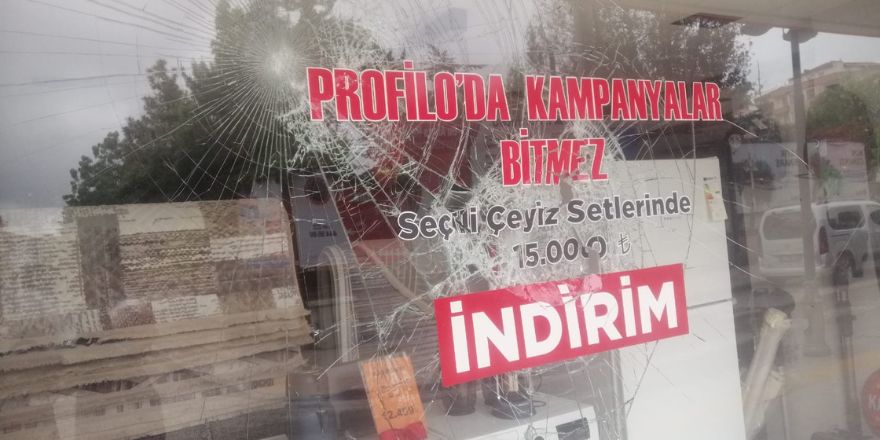 bafra-tekel-caddesinde-8-is-yerinin-camlari-kirildi-004.jpg