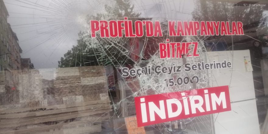 bafra-tekel-caddesinde-8-is-yerinin-camlari-kirildi-006.jpg