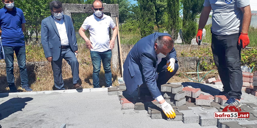 Bafra Belediyesi Asri Mezarlık Yollarına Parke Taşı Döşüyor