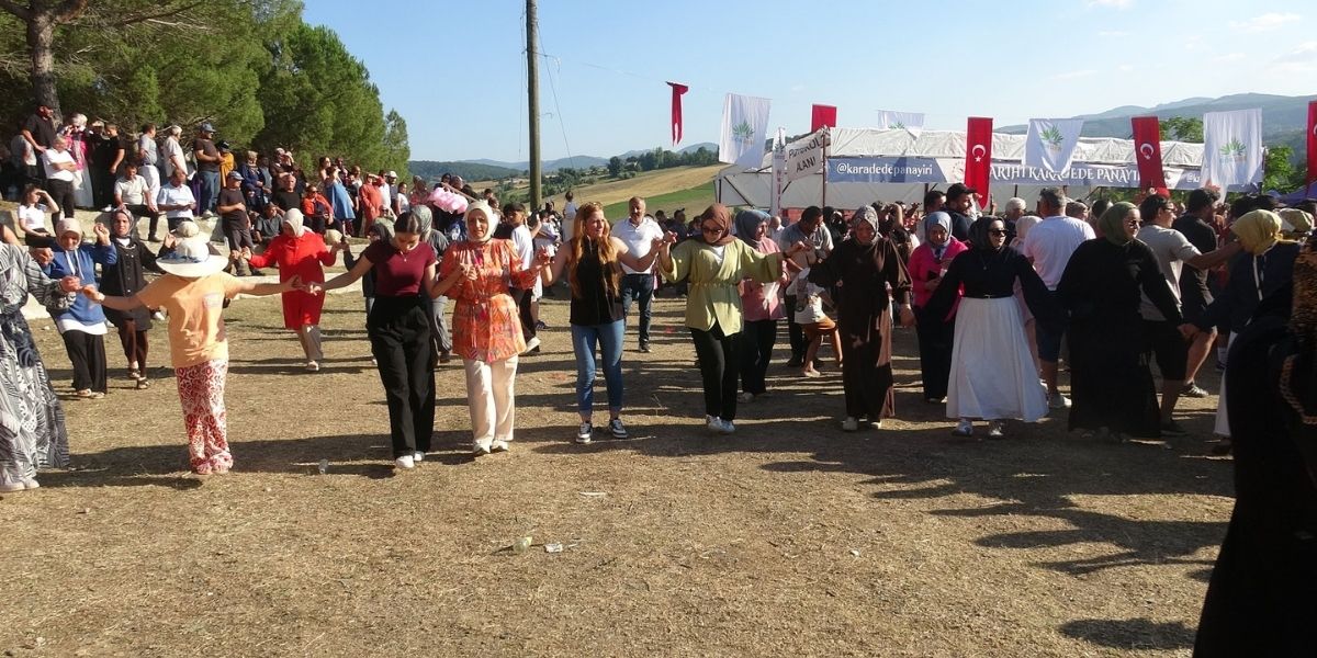 bafrada-313-yillik-gelenek-binlerce-kisiyi-bulusturdu-003.jpg