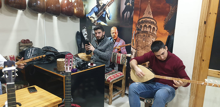 bafrada-7den-70e-herkes-baglama-ogreniyor-2.jpg