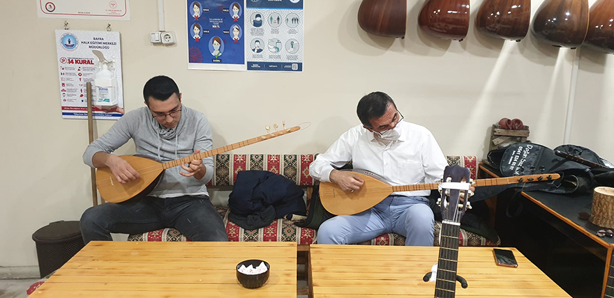 bafrada-7den-70e-herkes-baglama-ogreniyor-3.jpg
