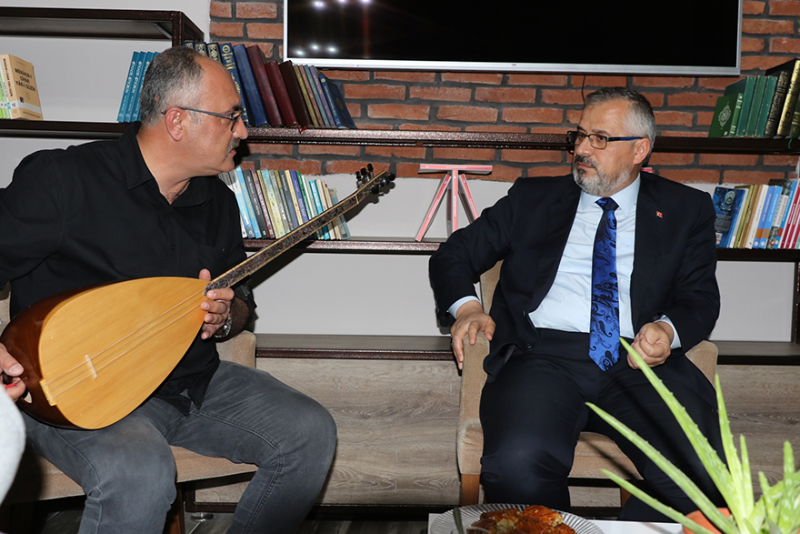 bafrada-7den-70e-herkes-baglama-ogreniyor-5.jpg