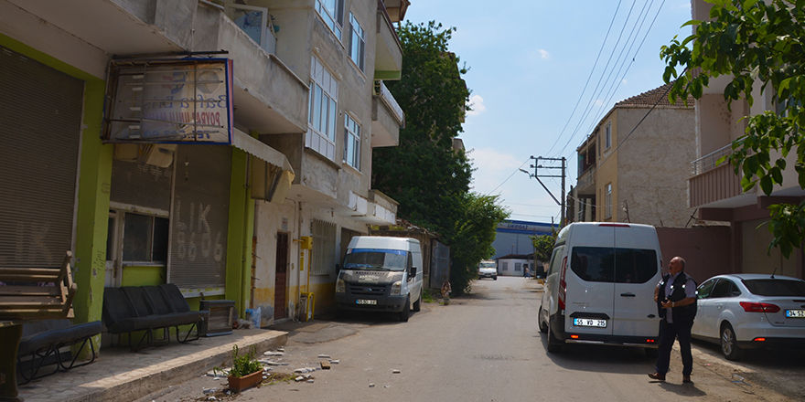 bafrada-balkon-mermeri-kirildi-9-yasindaki-cocuk-duserek-yaralandi-2.JPG