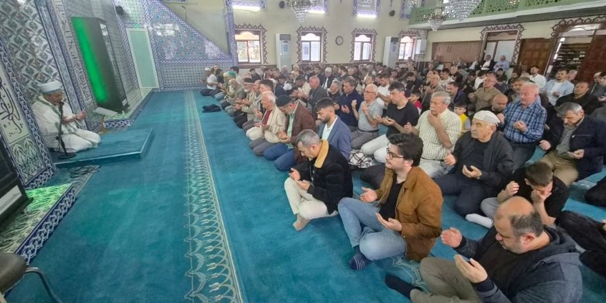 bafrada-bayram-namazi-manevi-atmosferde-kilindi-002.jpg