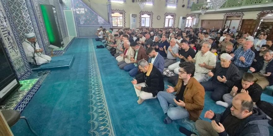bafrada-bayram-namazi-manevi-atmosferde-kilindi.jpg