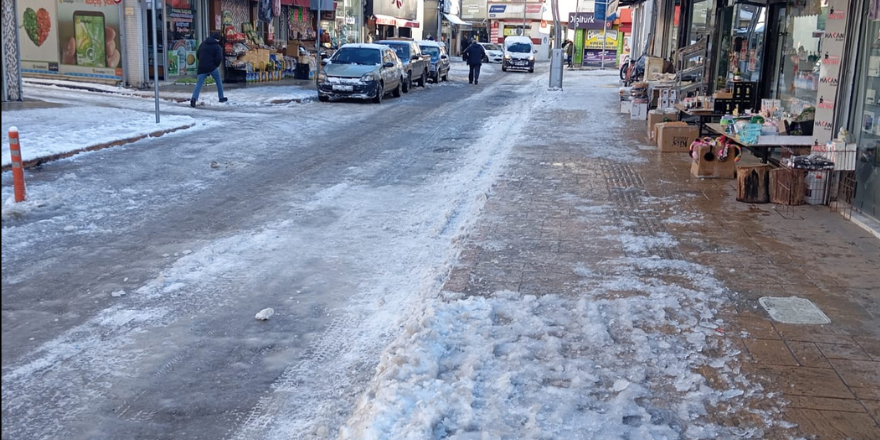 bafrada-buzlanma-uyarisi-yollar-ve-kaldirimlar-buz-pistine-dondu-1.png