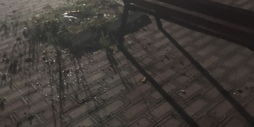 bafrada-cocuk-parkinda-cam-kiriklari-ve-icki-siseleri-tepki-cekti-4.jpg