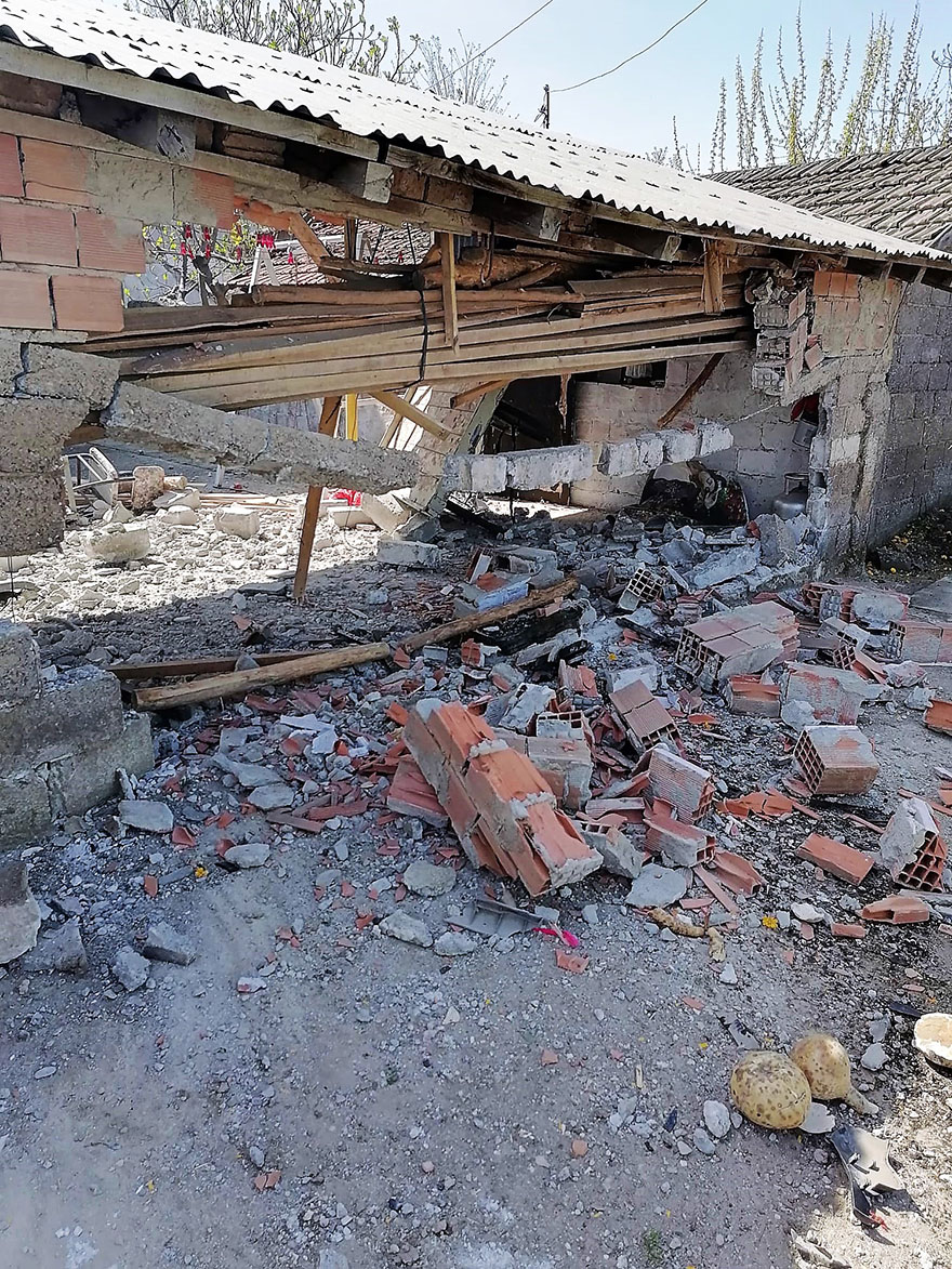 bafrada-direksiyon-hakimiyetini-kaybetti-evin-duvarina-carpti-4.jpg