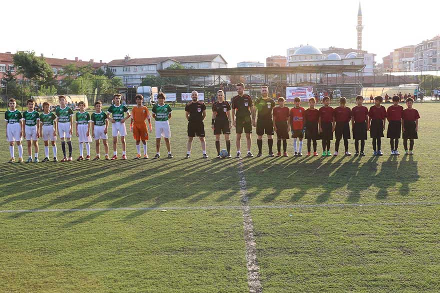 bafrada-duzenlenen-30-agustos-zafer-bayrami-futbol-senliginde-final-4.jpg