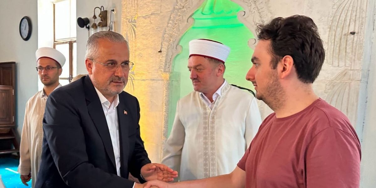 bafrada-eller-sehitler-icin-semaya-acildi-002.jpg