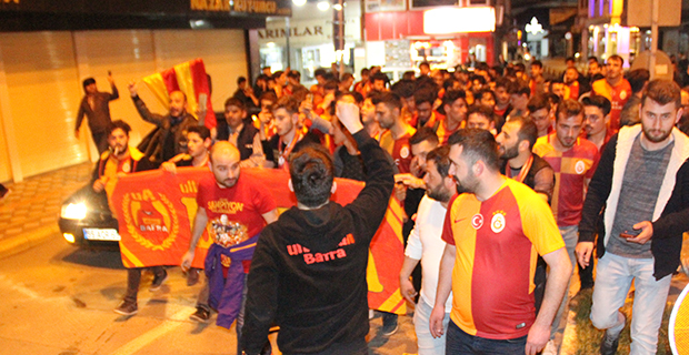 bafrada-galatasaraylilarin-sampiyonluk-kutlamalari-2.jpg