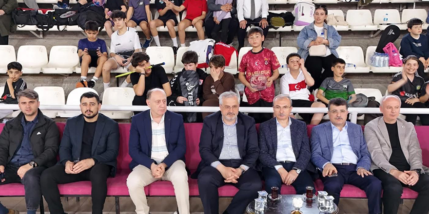bafrada-genclik-haftasi-badminton-heyecani-3.jpg
