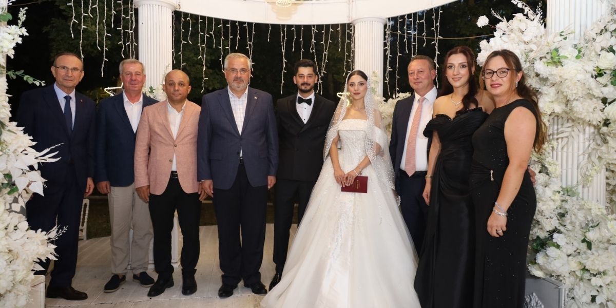 bafrada-gorkemli-dugun-damla-ve-serdar-demirden-bir-omurluk-evet-001.jpg