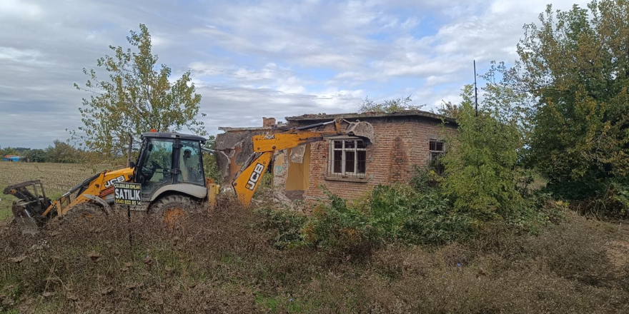 bafrada-guvenlik-tehlikesi-olusturan-64-metruk-bina-yikildi4.png