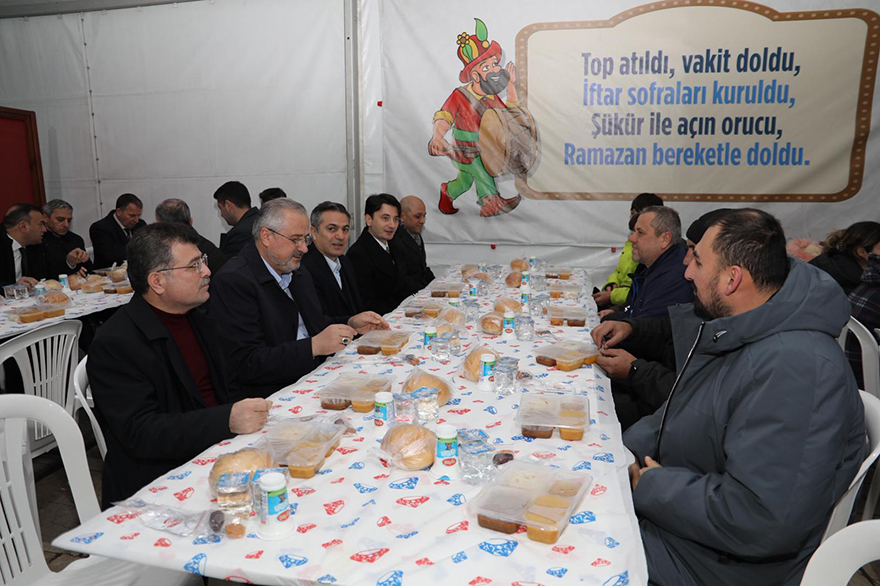 bafrada-iftar-cadirinda-protokol-ve-vatandaslar-ayni-sofrada-002.jpeg
