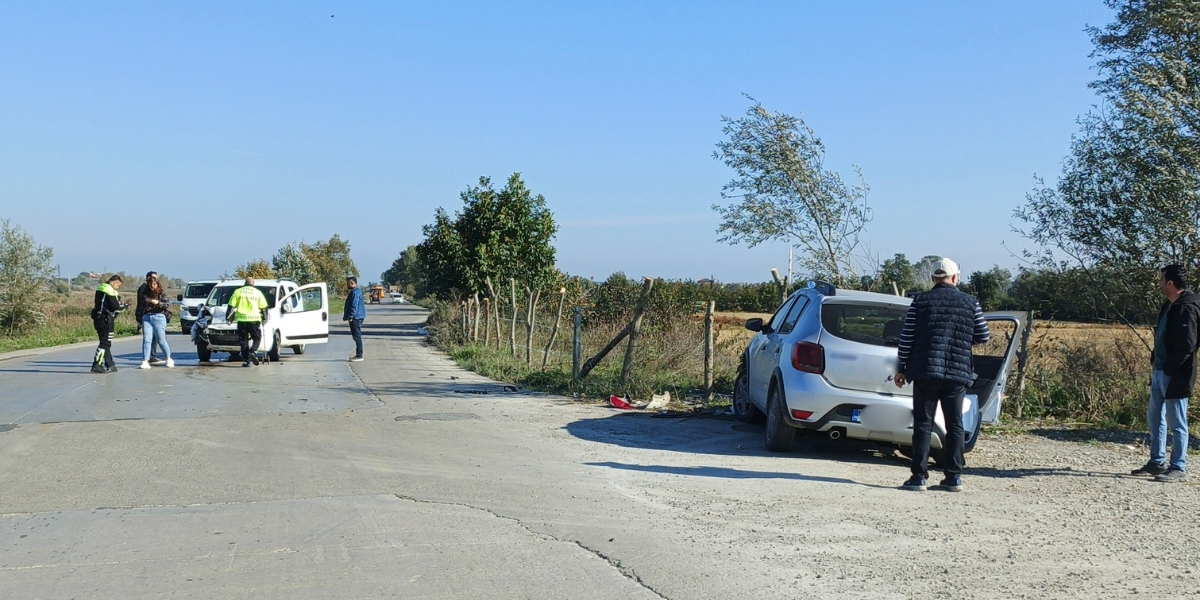 bafrada-iki-otomobil-carpisti-001.jpg