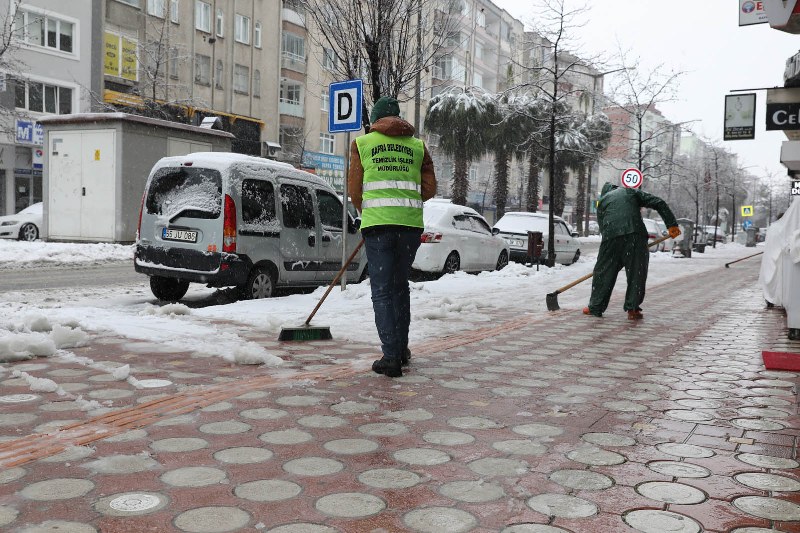 bafrada-kaldirimlarda-kar-temizleme-calismalari-suruyor-005.jpg