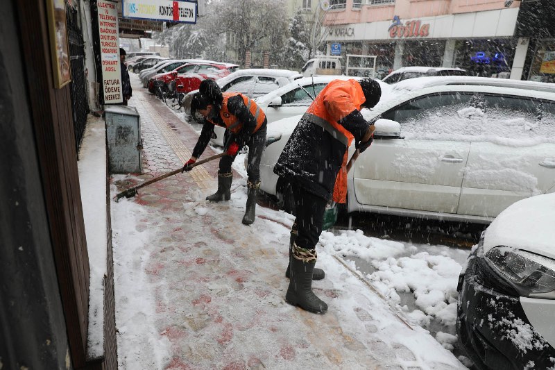 bafrada-kaldirimlarda-kar-temizleme-calismalari-suruyor-006.jpg